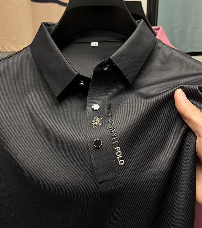 Grijs herenmode poloshirt, strijkvrij en comfortabel; geschikt voor zowel lente als zomer.