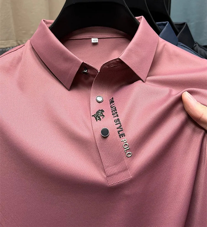 Lichtblauw zakelijk heren poloshirt, strijkvrij en ademend; ideaal voor een frisse zomerlook.