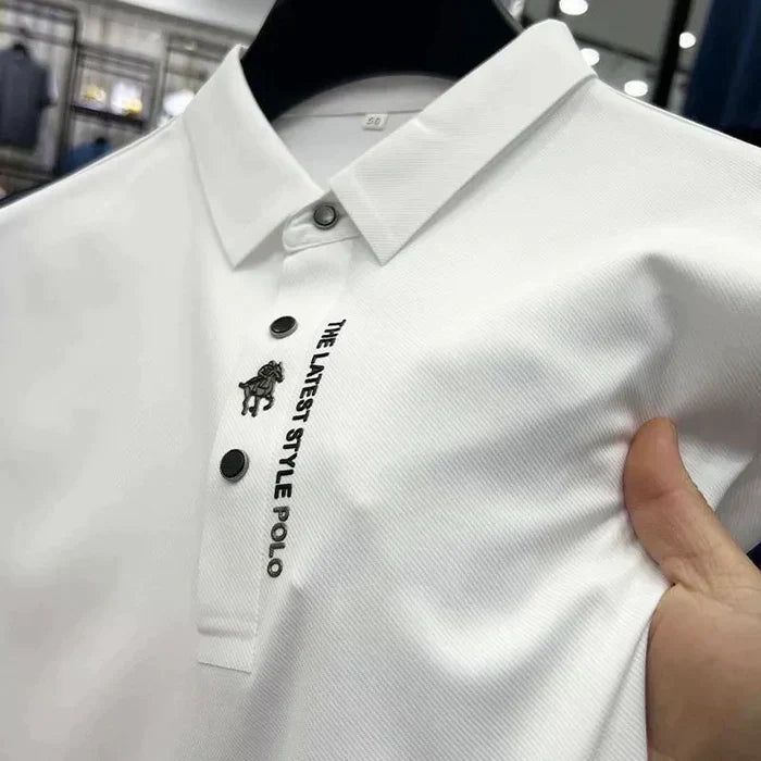 Close-up van de stof van het strijkvrije herenpoloshirt; hoogwaardige, kreukvrije kwaliteit.