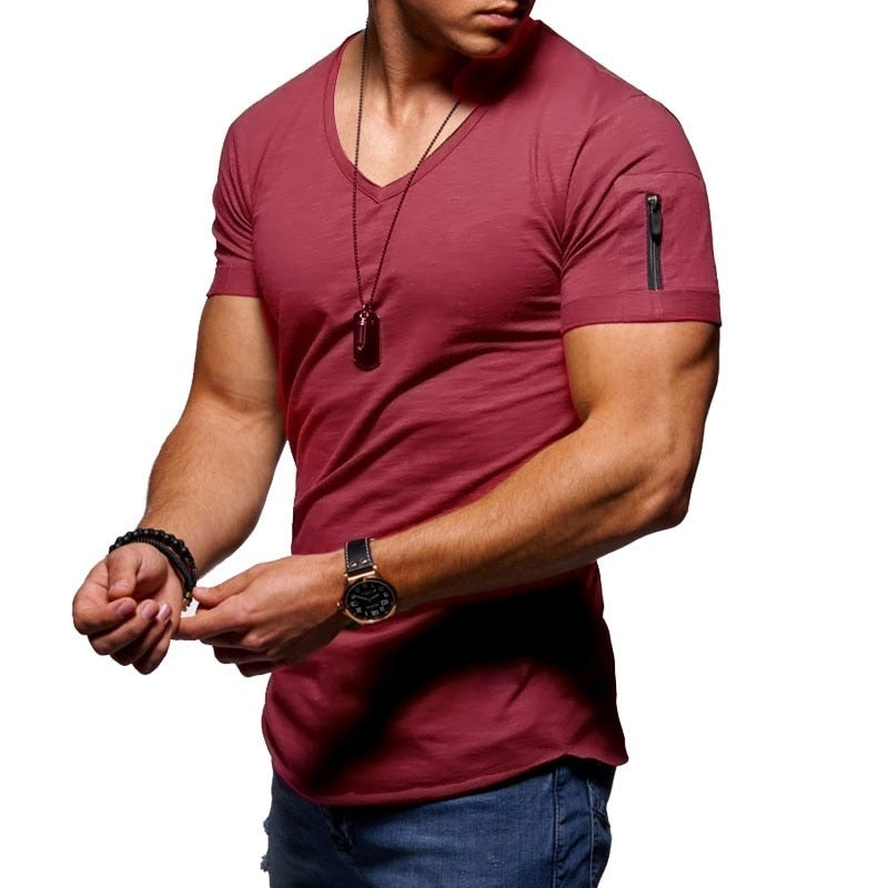 Man draagt bordeauxrood heren T-shirt met V-hals en ritsdetail op de mouw