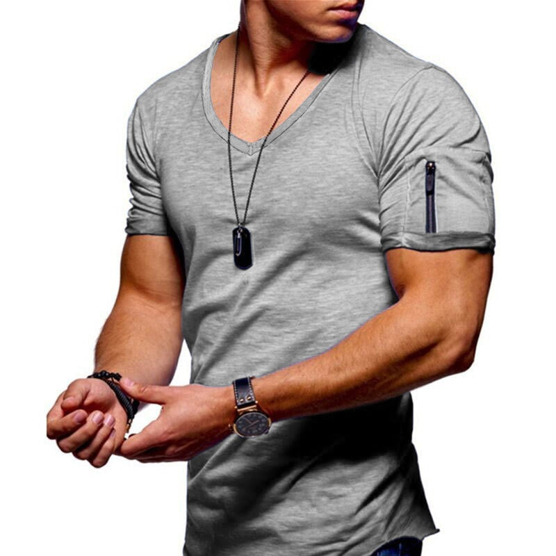 Man draagt lichtgrijs heren T-shirt met V-hals en ritsdetail op de mouw