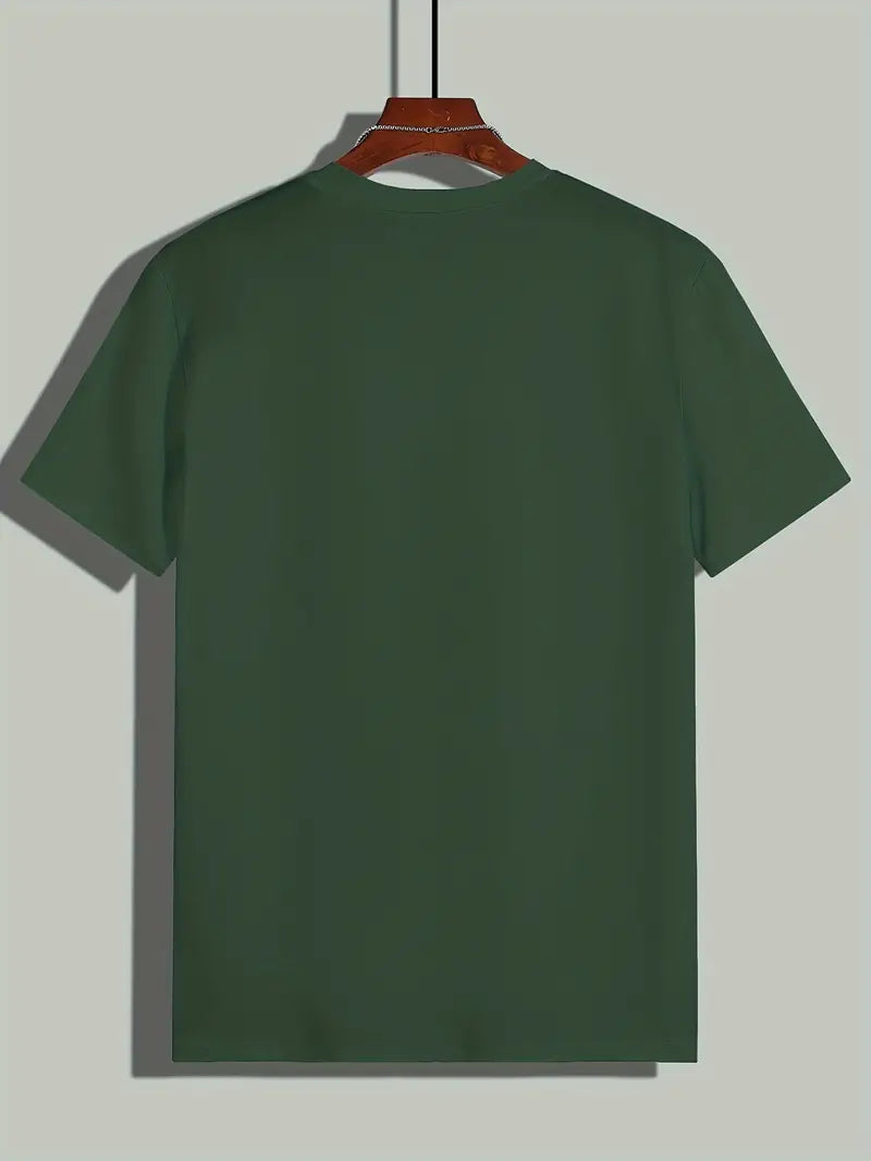Nico heren T-shirt op paspop, toont de perfecte snit en zachtheid van het premium katoen.