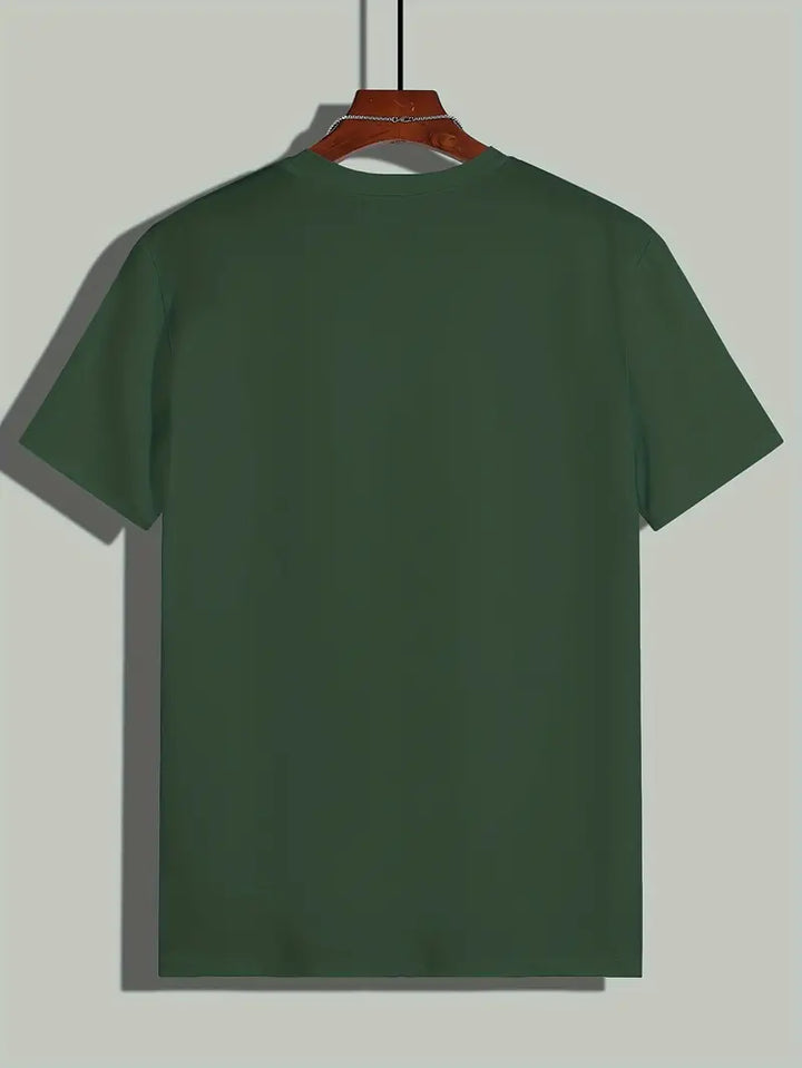 Nico heren T-shirt op paspop, toont de perfecte snit en zachtheid van het premium katoen.