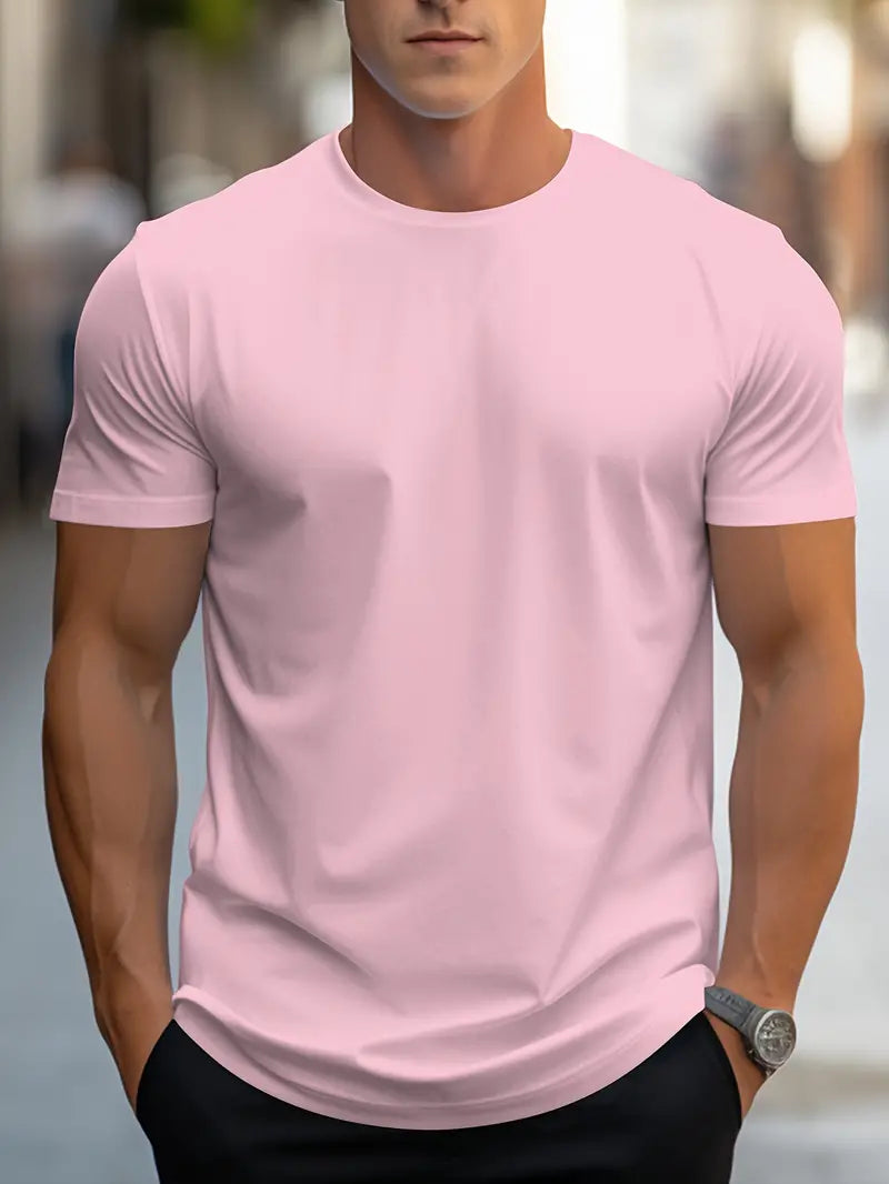Man in Nico heren T-shirt van katoen, ontspannen en comfortabel op een stedentrip.