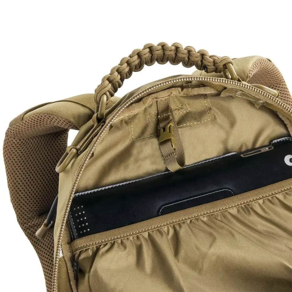 Vooraanzicht: Heren tactische outdoor rugzak Sven, legergroen, met Molle lussen, ideaal voor wandelen en kamperen.
