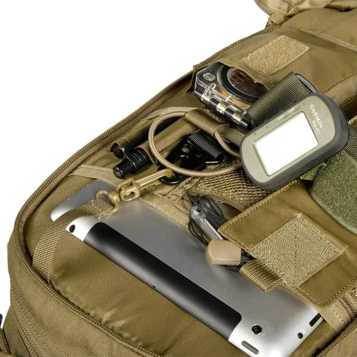 Zijaanzicht robuuste tactische heren outdoor rugzak, Molle systeem, verstelbare banden, perfect voor reizen. Khaki.
