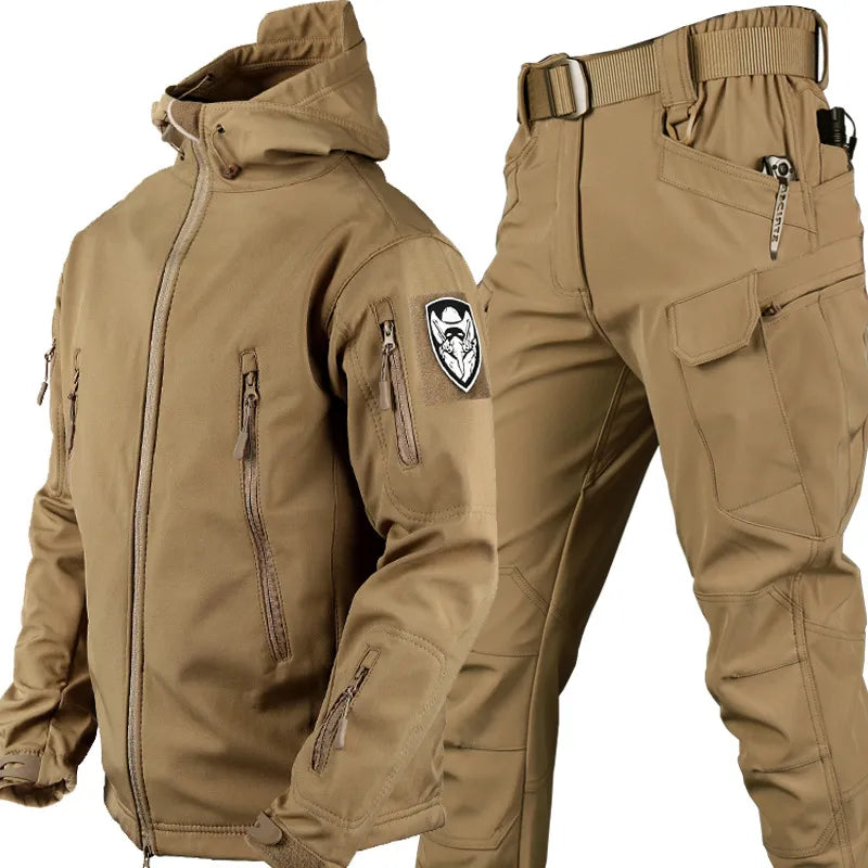 Logan heren wind- en waterdichte tactische jas en broek set voor optimale bescherming bij buitenactiviteiten.