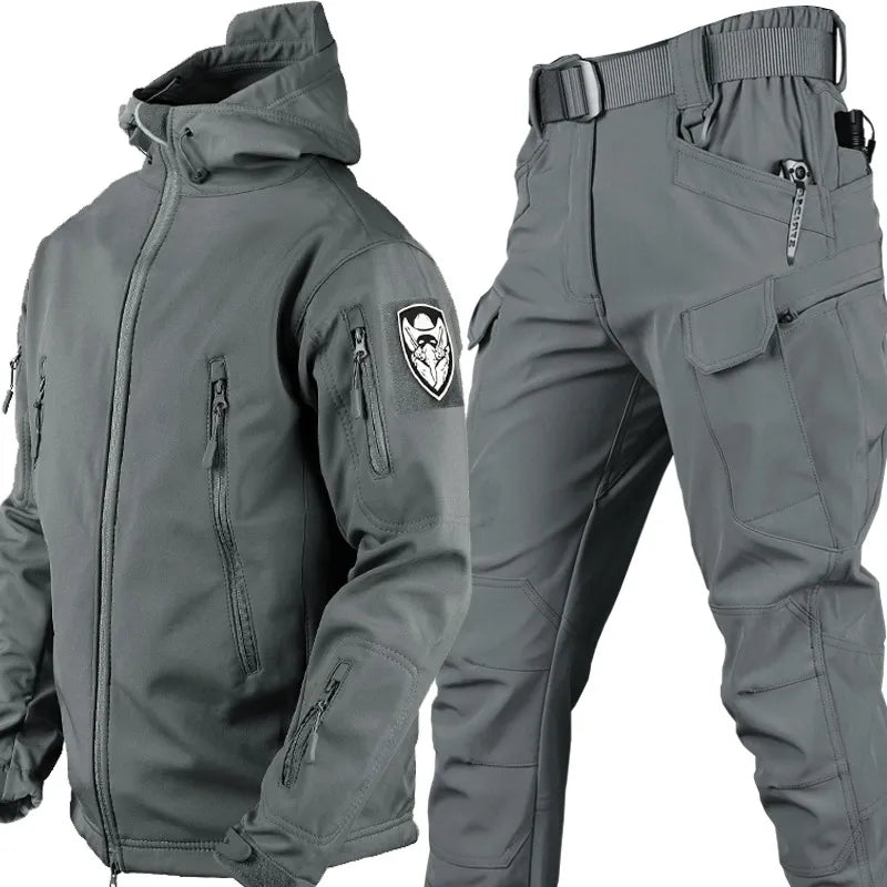 Comfortabele Logan heren outdoor set: winddichte jas & waterdichte broek voor wandelkleding en buitenleven.