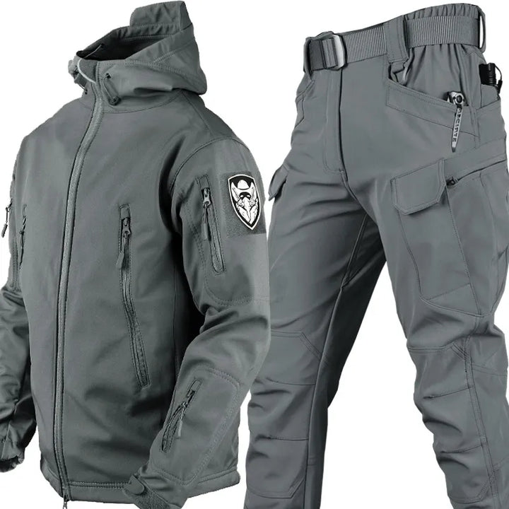 Comfortabele Logan heren outdoor set: winddichte jas & waterdichte broek voor wandelkleding en buitenleven.