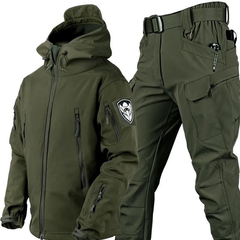 Robuuste tactische outdoor set Logan voor heren, wind- en waterdicht, perfect voor avontuur en bescherming buiten.