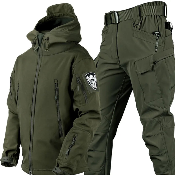 Robuuste tactische outdoor set Logan voor heren, wind- en waterdicht, perfect voor avontuur en bescherming buiten.