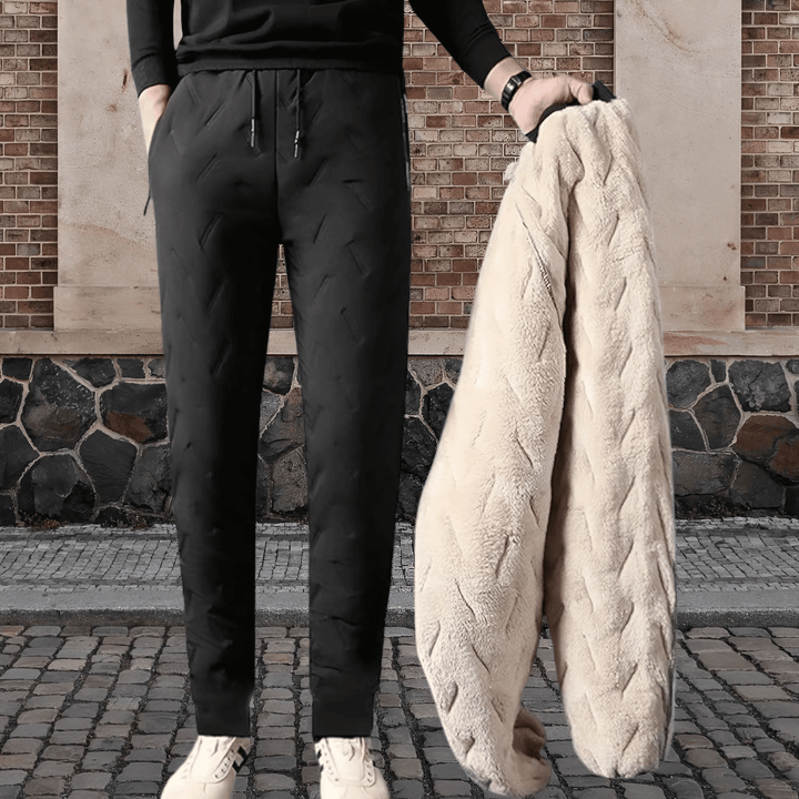 Zwarte heren winterbroek, warm en winddicht, perfect voor wandelen of fietsen in de kou.