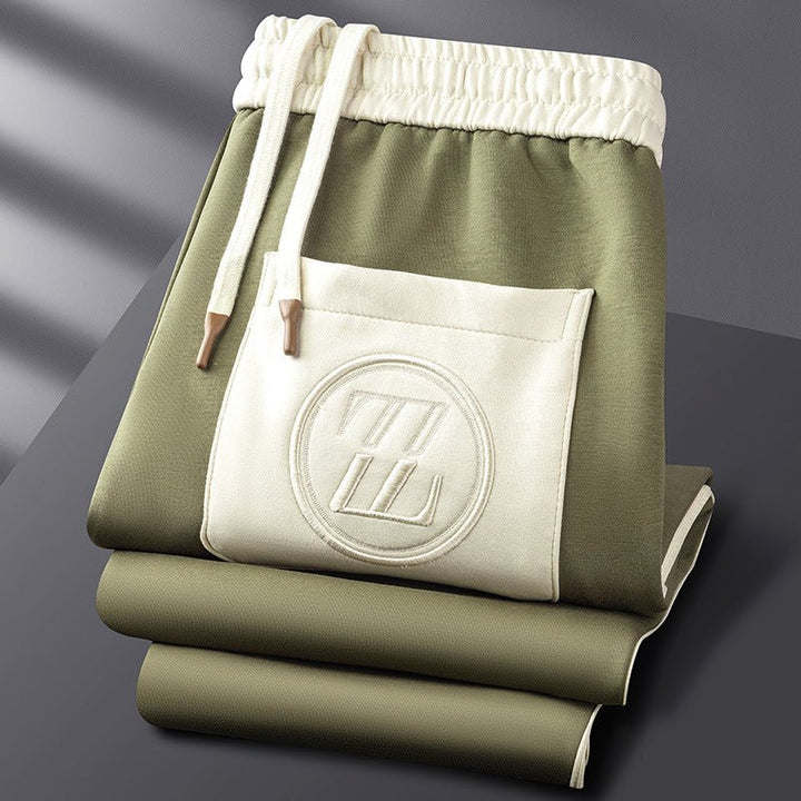Olijfgroen heren joggingpak, perfect voor vrije tijd. Comfortabel en stijlvol met atletisch design.