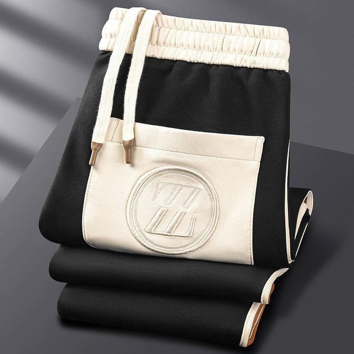 Zwart heren joggingpak met comfortabel atletisch design, ideaal voor een sportieve of ontspannen look.