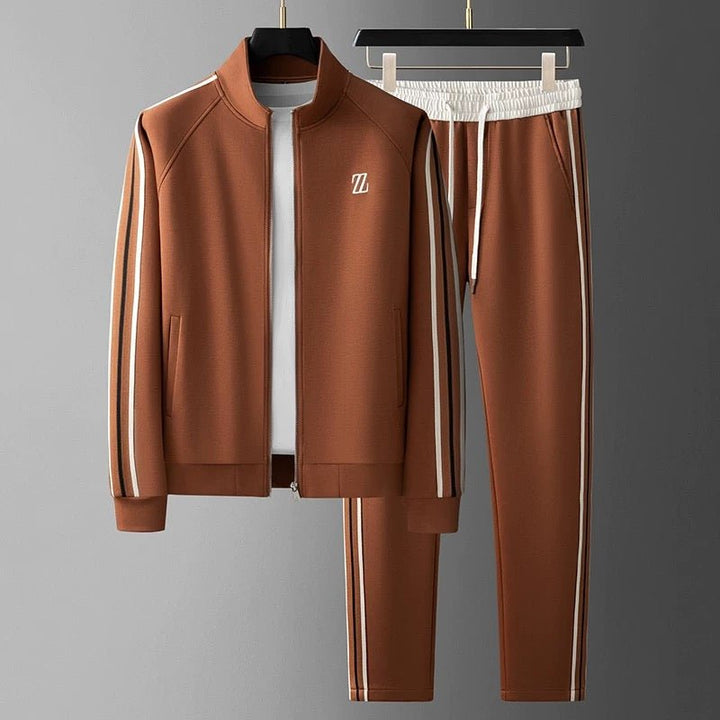 Kastanjebruin heren trainingspak met comfortabel atletisch design; perfect voor sport of casual vrije tijd.