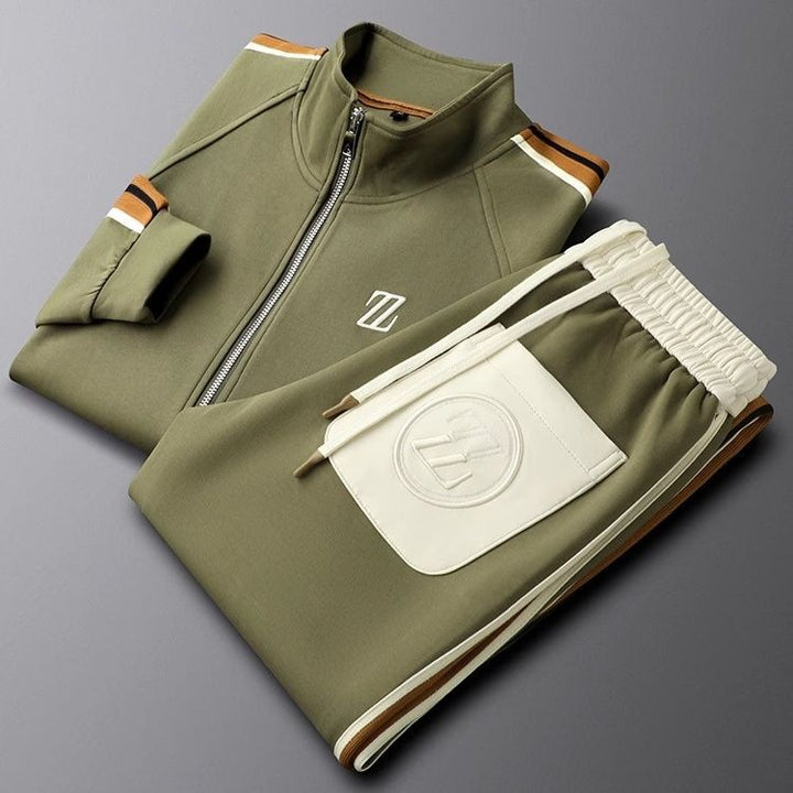 Olijfgroen heren joggingpak, comfortabel en modern. Essentiële sportkleding voor training of ontspanning.