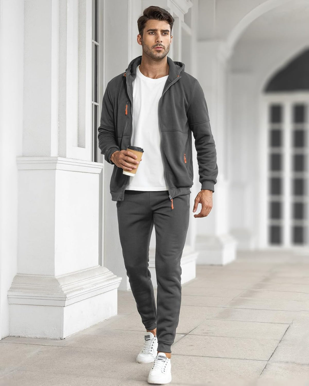 Heren vrijetijdskleding set: comfortabel trainingspak met stijlvolle pullover en broek.