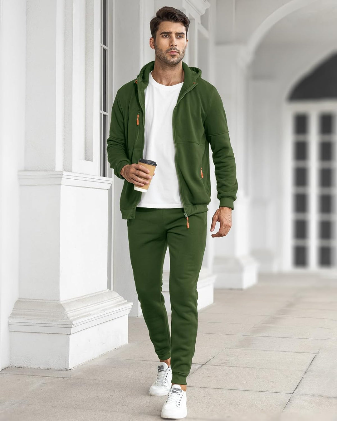 Heren gym outfit: trainingspak set met performance pullover en sportbroek.