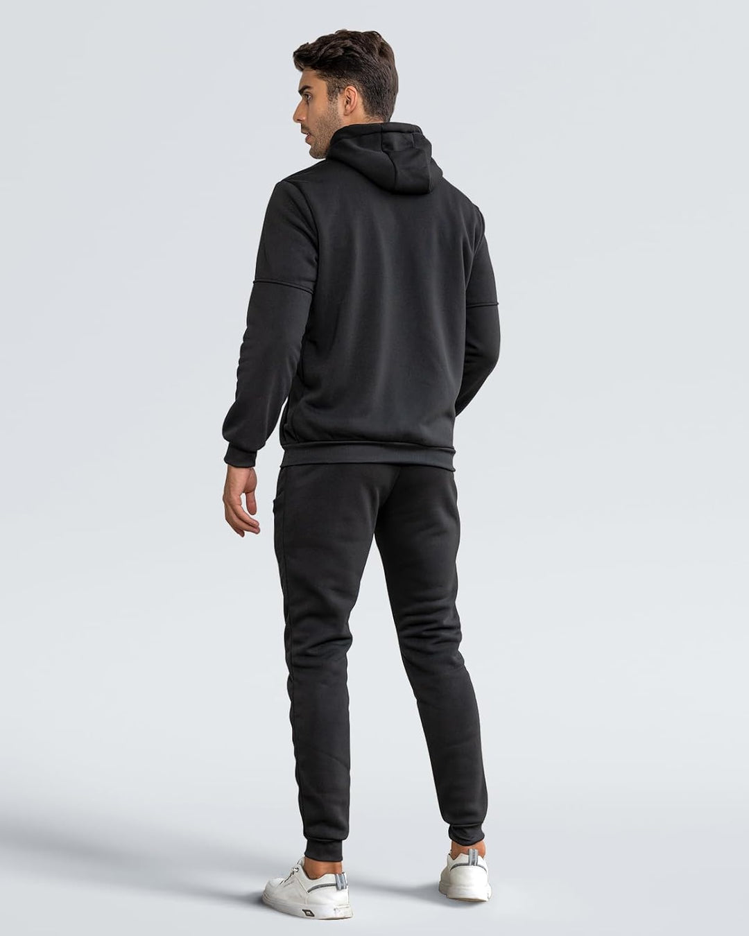 Heren sport set: een complete trainingspak met moderne pullover en flexibele broek.