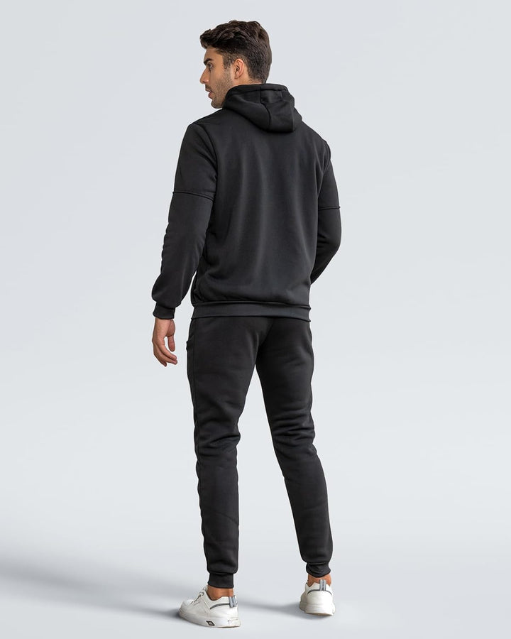 Heren sport set: een complete trainingspak met moderne pullover en flexibele broek.