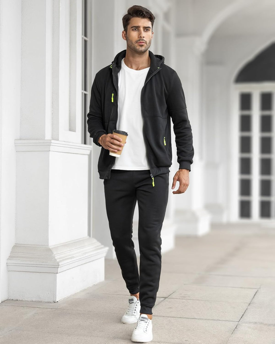 Hoge kwaliteit heren sportkleding set: pullover en broek, ideaal voor actieve mannen.