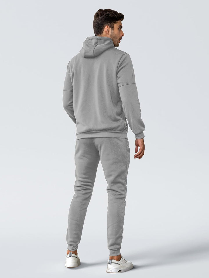 Modern heren trainingspak: set van een comfortabele pullover en een stijlvolle broek.