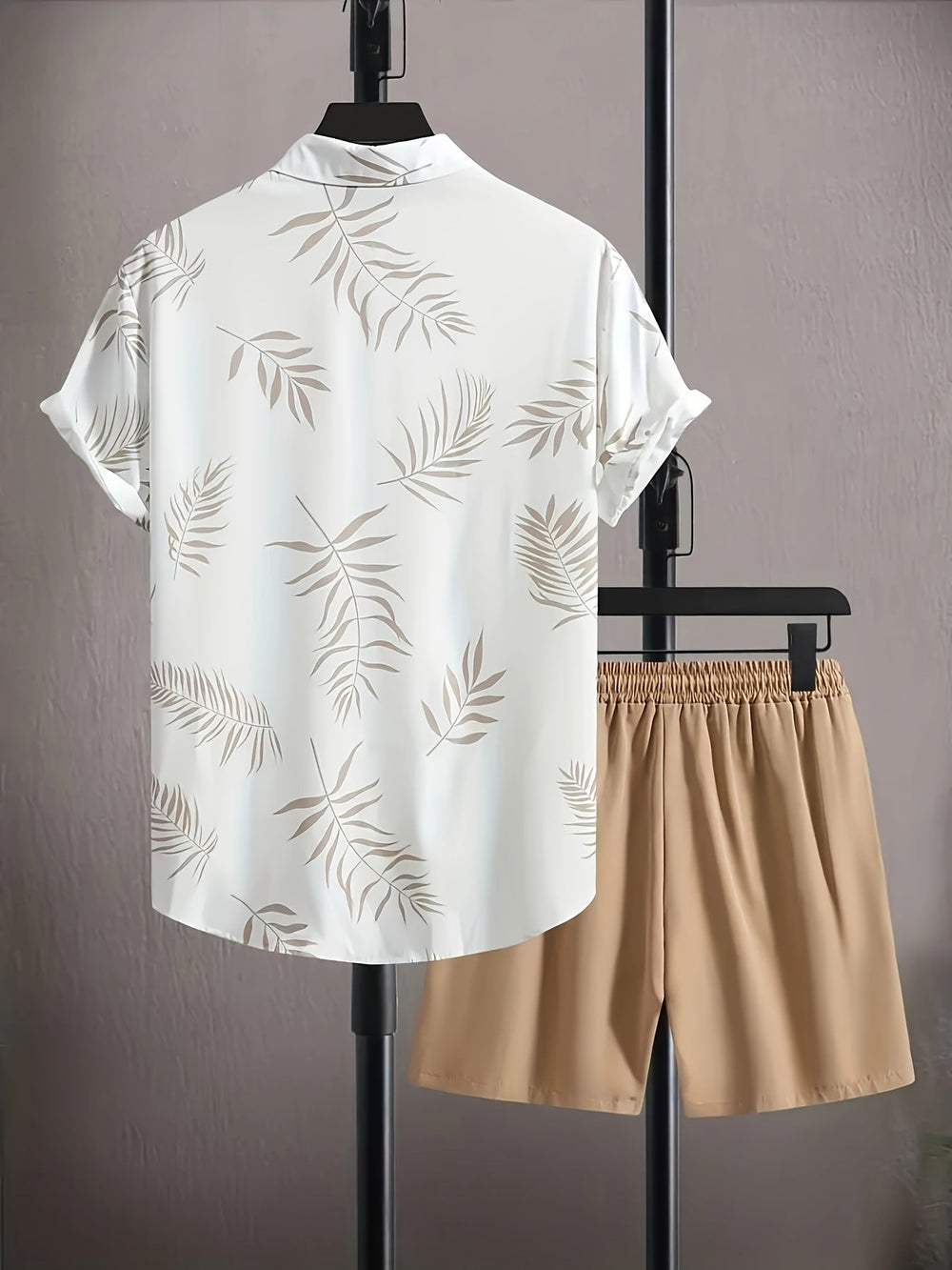 Mannelijke casual zomer outfit: Kiano set met tropische bladprint shirt en comfortabele shorts voor warme dagen.