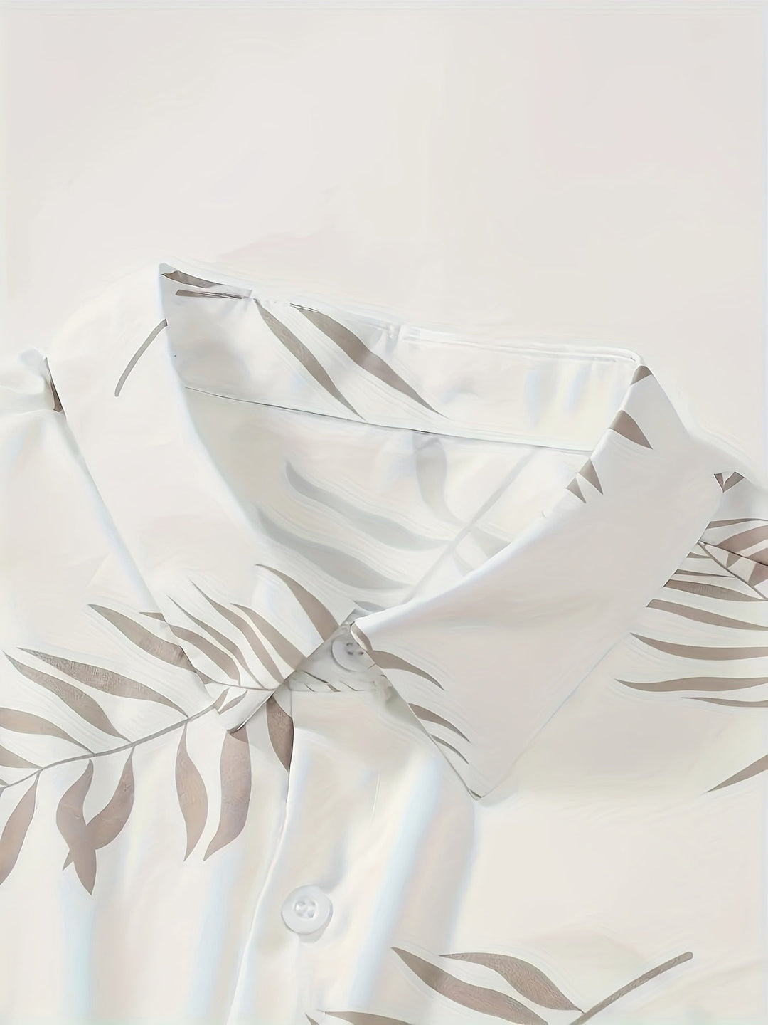 Stijlvolle heren tweedelige set met unieke bladprint, perfect voor zomerse uitjes, strand of casual mode.