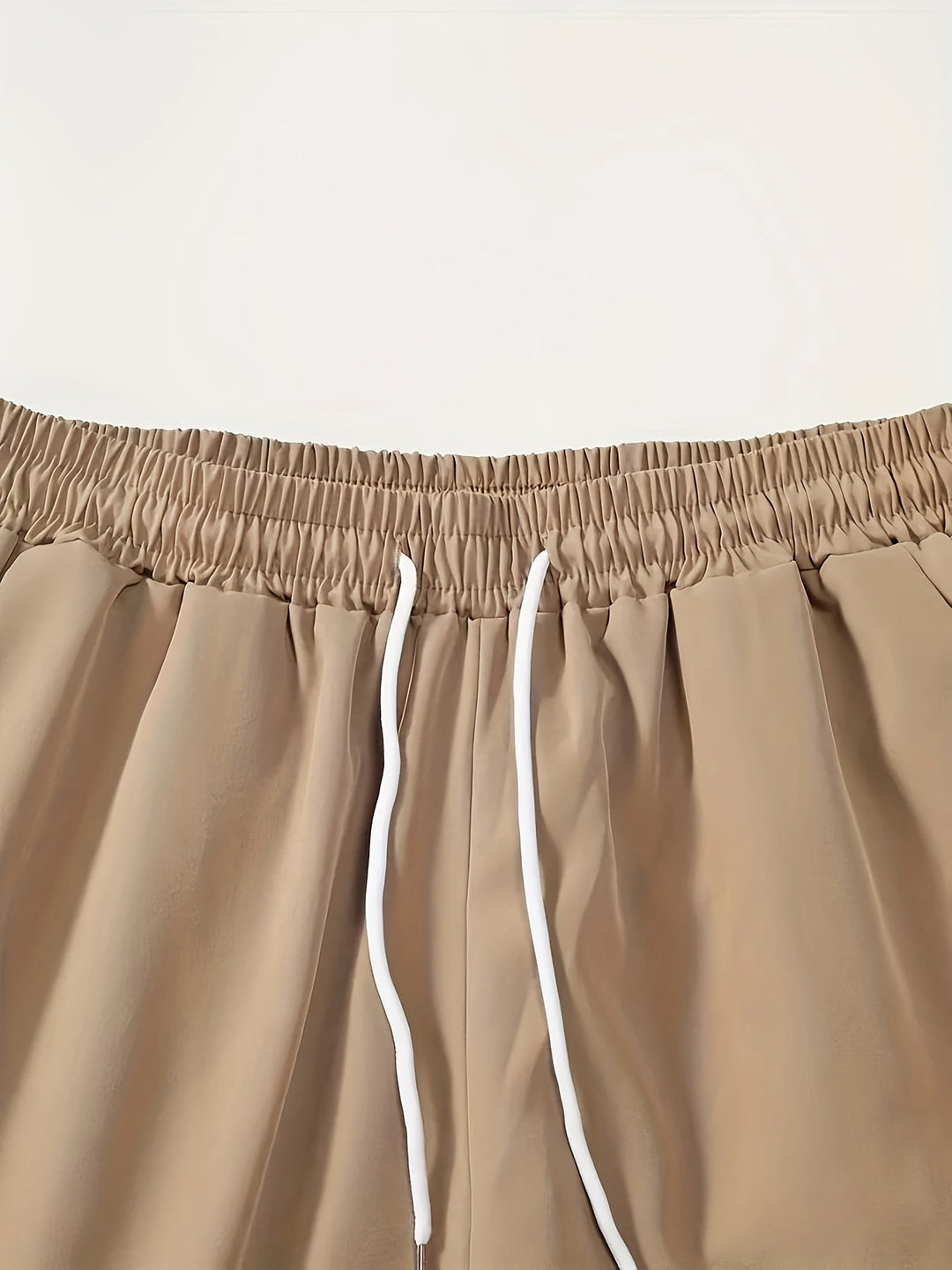 Heren strandkleding: tweedelige set met levendige bladprint, luchtig shirt en korte broek voor zomerse relaxmomenten.