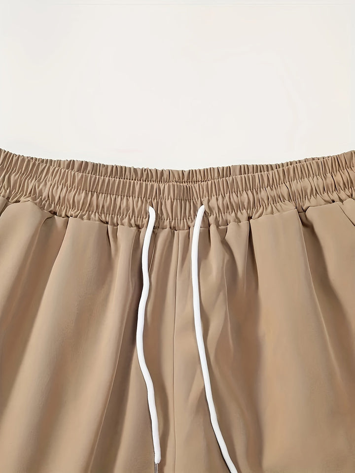 Heren strandkleding: tweedelige set met levendige bladprint, luchtig shirt en korte broek voor zomerse relaxmomenten.