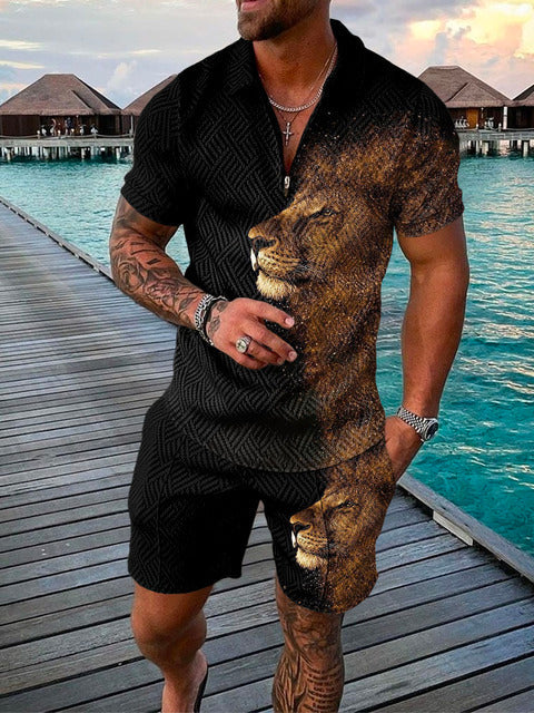 Model draagt heren zomerset met blauwe polo en bijpassende shorts. Perfect voor vakantie.