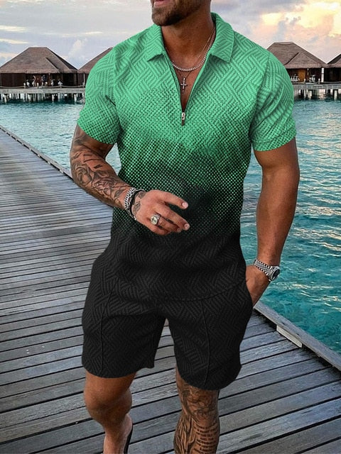 Man geniet van de zomer in een comfortabel tweedelig set met polo en shorts. Ideaal voor vrije tijd.