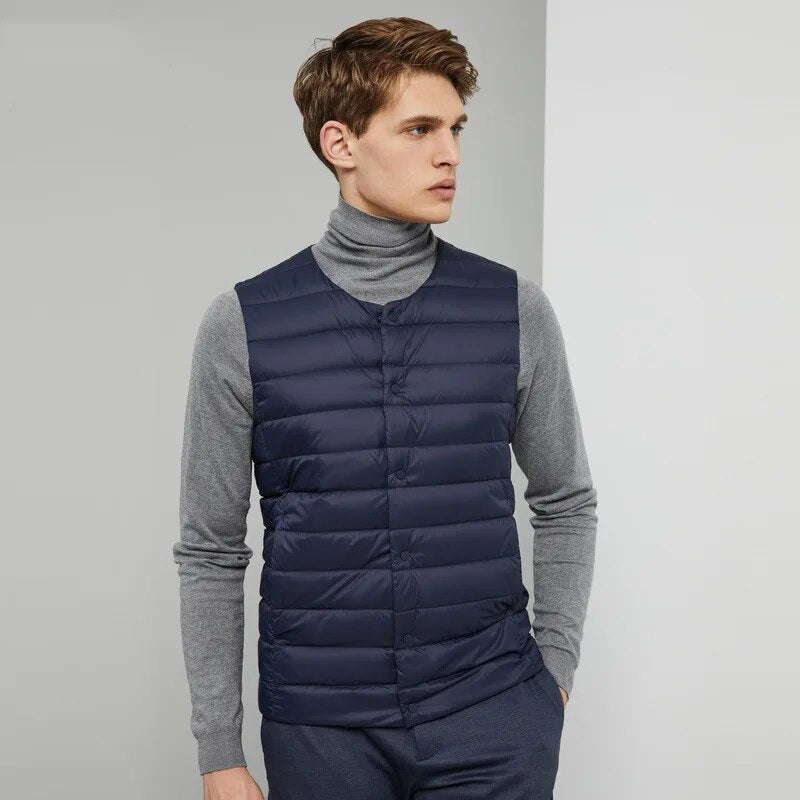 Man draagt de ultralichte Laurent donsbodywarmer tijdens wandeling, ideaal voor actieve dagen.