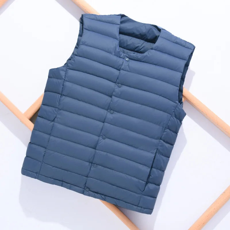 Close-up van de gestikte textuur van de ultralichte Laurent heren donsbodywarmer voor optimale isolatie.