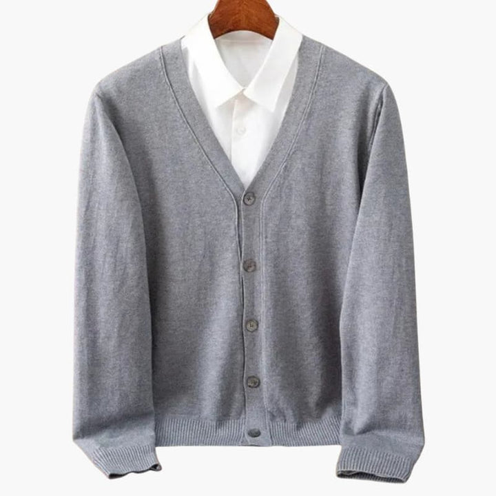Warm heren cardigan met V-hals en knoopsluiting, een essentiële gebreide kledinglaag voor comfort.