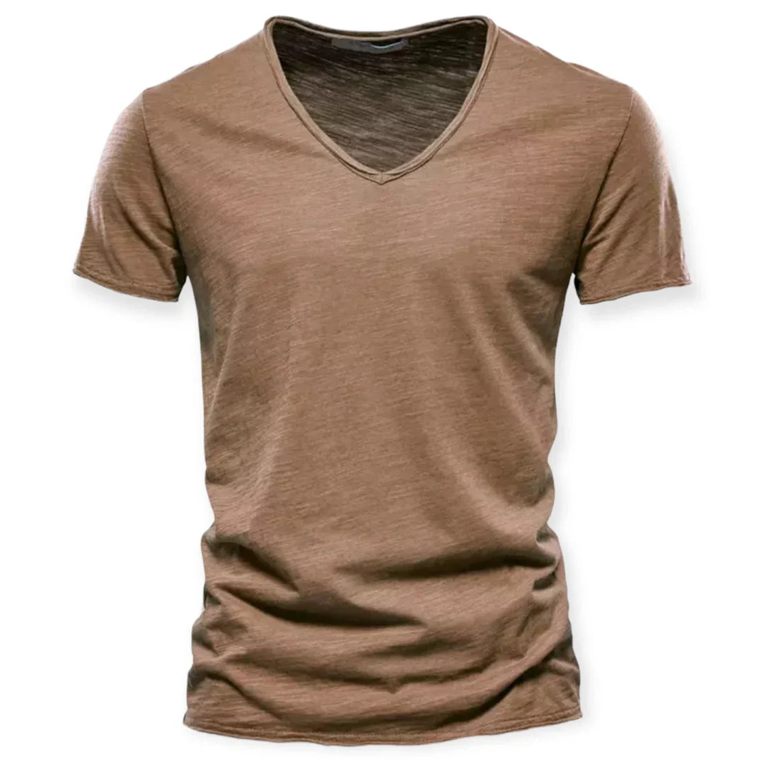 Trendy heren V-hals T-shirt, geschikt als zomer T-shirt met een ontspannen pasvorm.