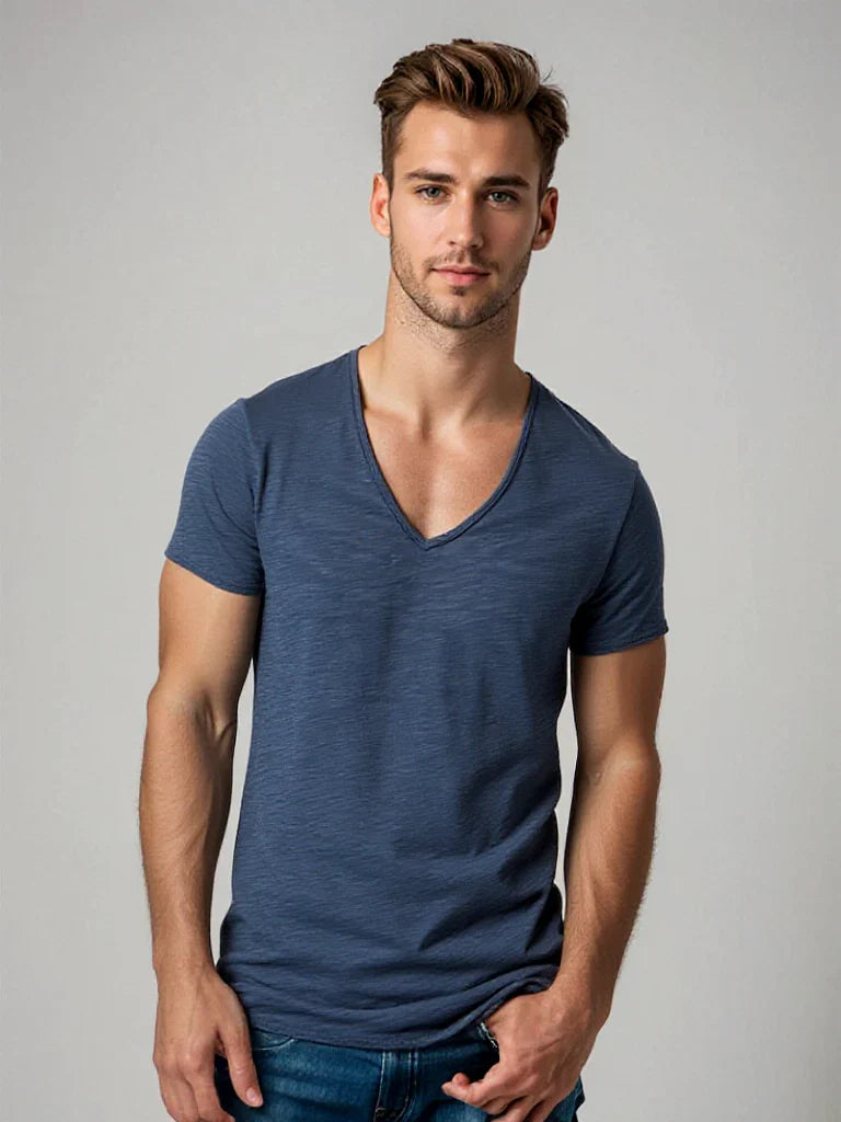 Heren V-hals T-shirt met focus op comfort en stijl, essentieel voor je dagelijkse garderobe.