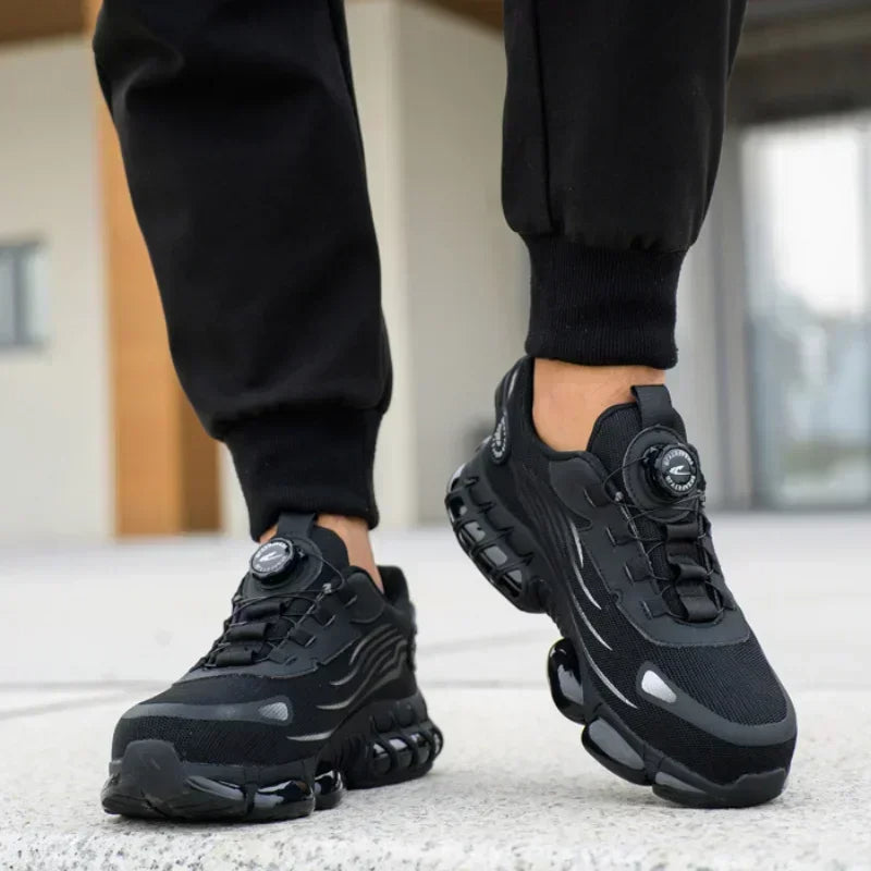 Detailfoto van de draaiknopsluiting op de zwarte heren veiligheidssneakers met stalen neus.