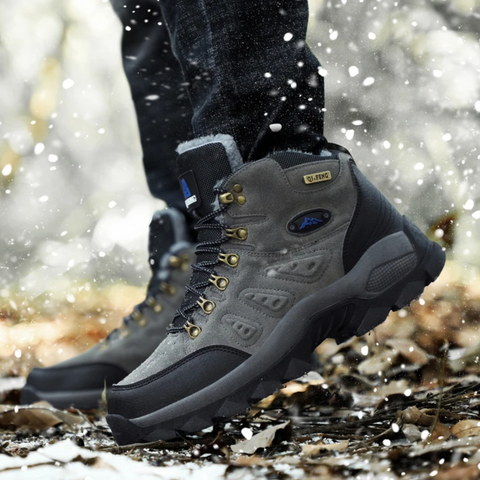 Detail van de zool van heren wandelschoenen, toont diepe profiel voor maximale grip op ruig terrein.