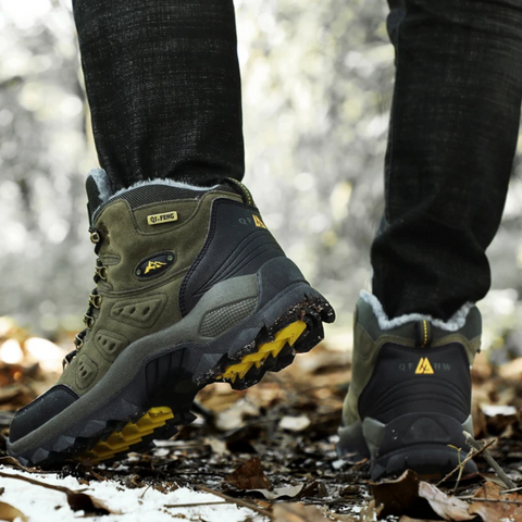Comfortabele heren wandelschoenen in bosrijke omgeving, klaar voor elk outdoor avontuur en wandeling.