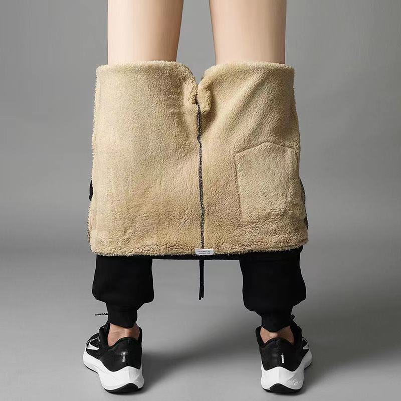 Volledig beeld van de comfortabele heren thermobroek, ontworpen voor warme winterdagen.