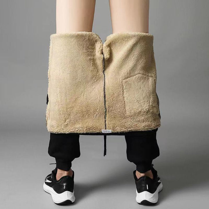 Volledig beeld van de comfortabele heren thermobroek, ontworpen voor warme winterdagen.