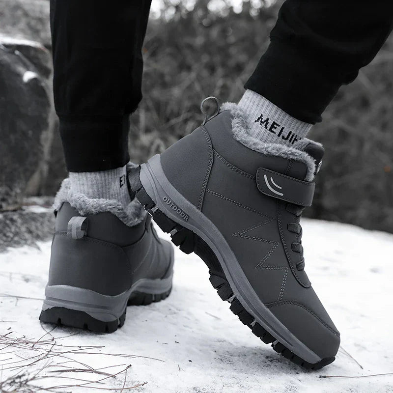 Warme heren sneeuwlaarzen voor winterse omstandigheden, waterdicht en antislip voor optimale grip in de kou.