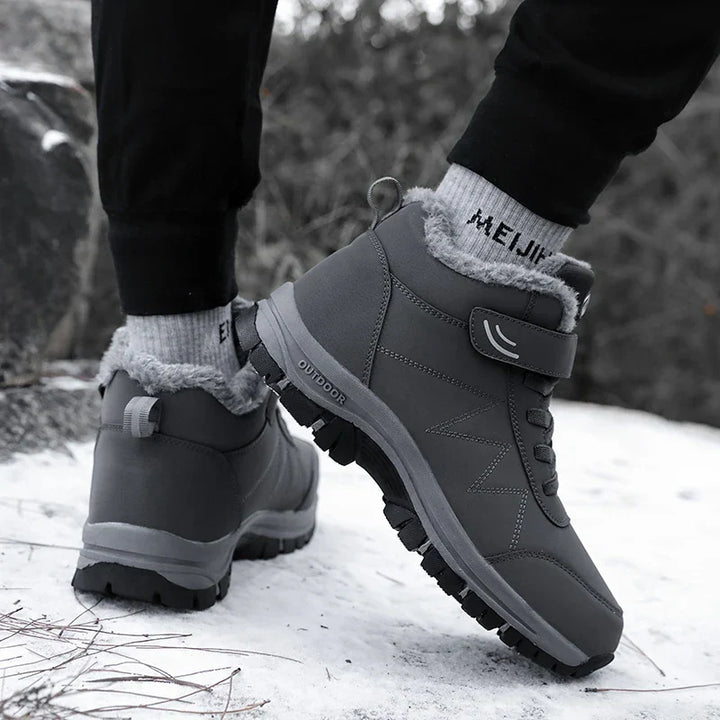 Warme heren sneeuwlaarzen voor winterse omstandigheden, waterdicht en antislip voor optimale grip in de kou.