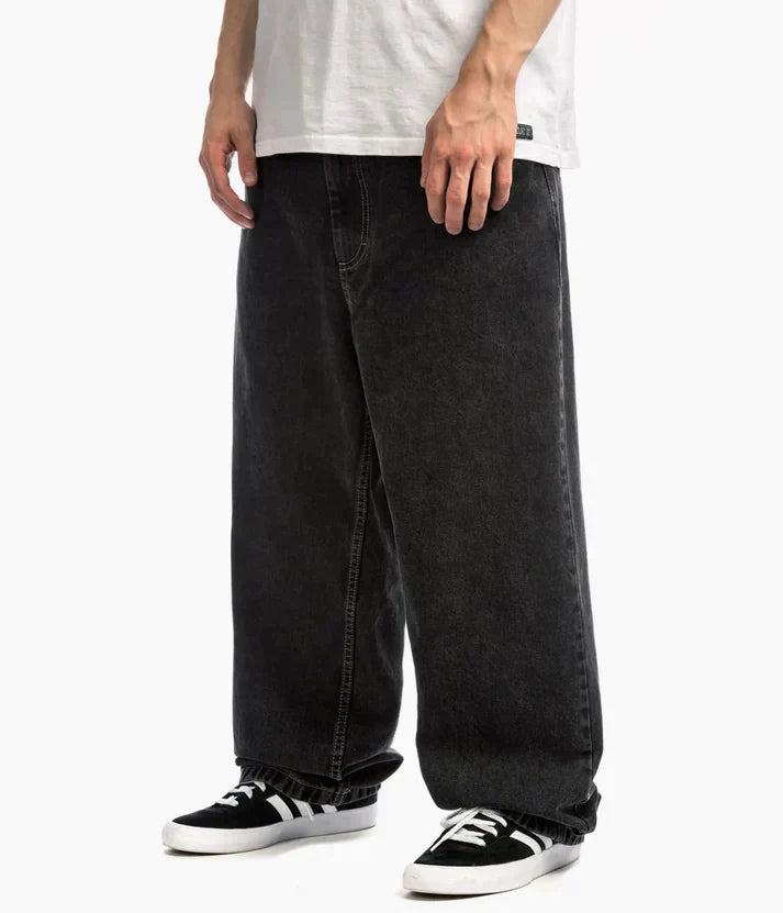 Robuuste denim herenjeans, oversized en wijde skaterstijl, voor een relaxte en trendy uitstraling.