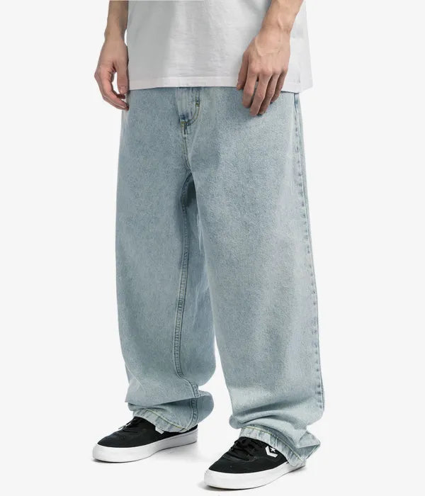 Jonge man draagt wijde oversized heren spijkerbroek, perfect voor skaters en casual streetwear.