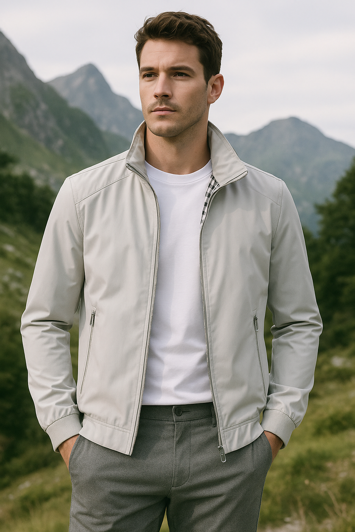 Man draagt winddichte heren zomerjas tijdens een wandeling. Perfecte kleding voor comfortabel buiten avontuur.
