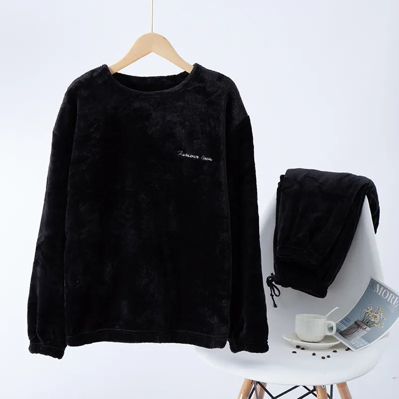 Heren winter pyjama set; warme, zachte nachtmode voor comfortabele avonden thuis.