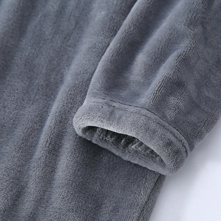Geribbelde heren winter pyjama, zachte en elastische nachtmode voor mannen.