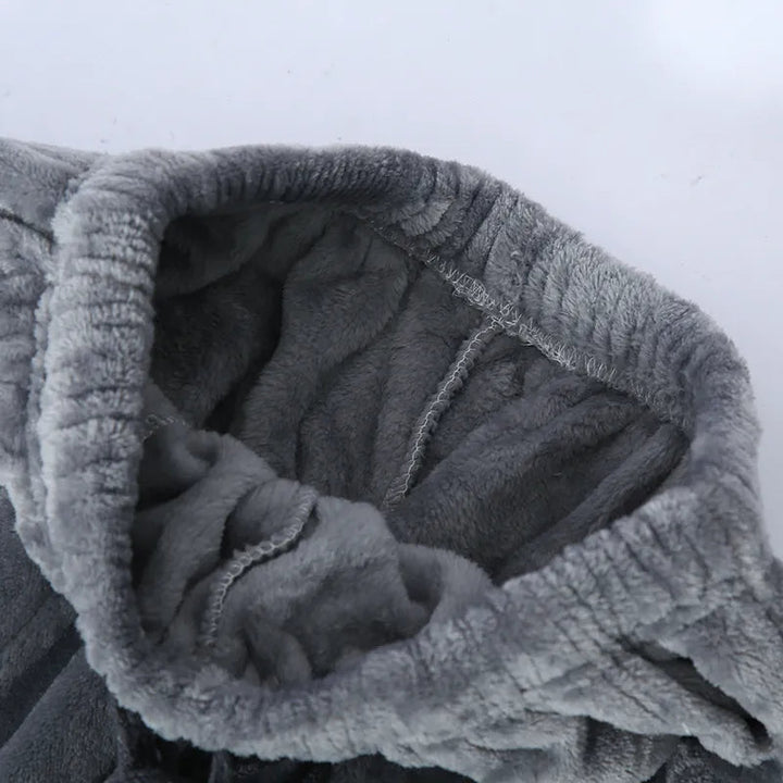 Heren winter outfitset: tweedelige zachte pyjama, perfect voor koude avonden.
